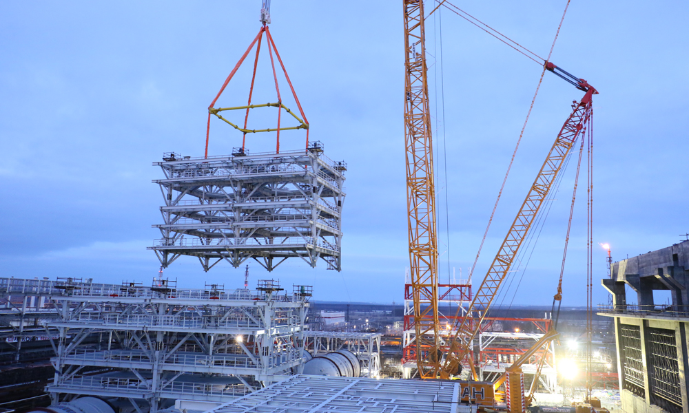 俄羅斯盧克石油DCU項目部采取整合內部資源、增加第三國勞務等措施，筑牢安全“底線”，趕超生產“紅線”，目前已完成項目核心裝置160B混凝土封頂澆筑，成功吊裝重達377噸的160B大型鋼結構模塊。圖為該項目部成功吊裝重達377噸的160B大型鋼結構模塊。