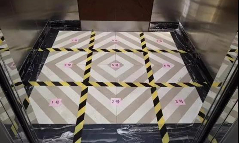 為確保員工安全，中國電子所屬邁普通信設置“九宮格”電梯，還給7部電梯編了號——ABCDEFG。員工選擇樓層后，系統(tǒng)自動分配電梯編號。A梯到了，站A牌后的人就可按順序進去搭乘。圖為邁普通信“九宮格”電梯。