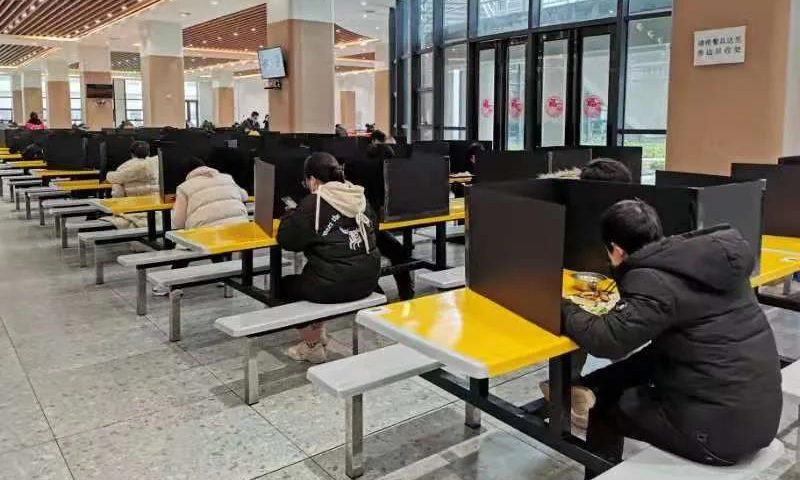 圖為中國電子所屬深科技為加強餐廳安全防控，將食堂變?yōu)椤把抛鼛薄Ｖ袊娮涌偛考八鶎僦须娺M出口還通過集中采購和供應商配送的方式，幫員工把果蔬送到家，解決員工后顧之憂，減少外出買菜感染風險。此外，為解決員工用餐安全問題，中國電子所屬邁普通信開發(fā)了一款小程序，員工可在上面自助點餐。只要在前一天下午六點前提交，第二天盒飯就能準時送達領飯區(qū)。每個部門派一名代表領取，盡量避免人與人的接觸。