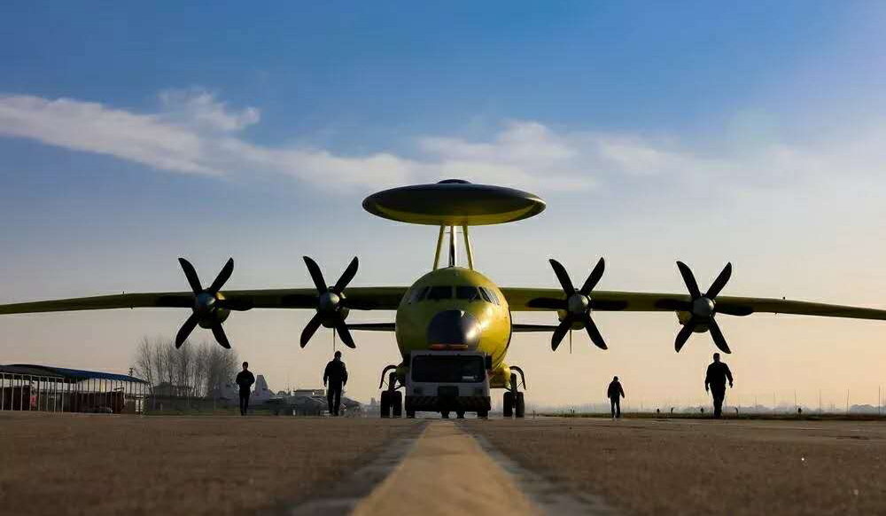 2月16日，航空工業陜飛率先實現開飛，全面打響疫情防控和科研生產“雙線戰役”。上午9時許，保障人員對駕駛座艙使用紫外線照射和臭氧除菌消殺，對飛機機艙內外允許部位進行了酒精擦拭，一切準備就緒后，隨著機組指揮員一聲令下，飛機騰空而起，直沖云霄。經過3個多小時的飛行，該架機完成既定出廠試飛任務，平穩著陸。