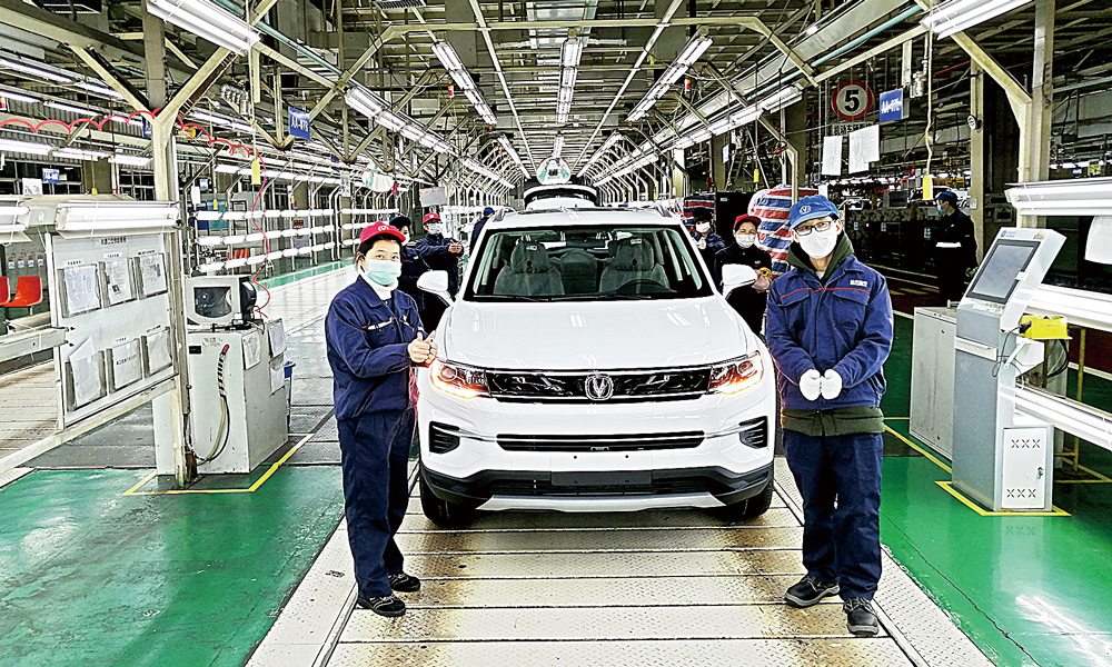 新冠肺炎疫情以來，兵器裝備集團(tuán)成員單位臨“疫”不亂，以對(duì)產(chǎn)業(yè)鏈上下游高度的責(zé)任感，按時(shí)按約、保質(zhì)保量完成各項(xiàng)海外訂單，向世界傳遞了中央企業(yè)踐諾履約的決心和實(shí)力。長(zhǎng)安汽車1月份完成訂單7143臺(tái)，主要銷往沙特、智利、俄羅斯等，其中CS35PLUS銷量達(dá)1363臺(tái)；2月份海外訂單正常，截至2月24日，下達(dá)6200輛訂單，現(xiàn)已發(fā)運(yùn)1800多臺(tái)。圖為2月18日，長(zhǎng)安汽車渝北工廠復(fù)產(chǎn)的第一輛CS35PLUS正式下線。