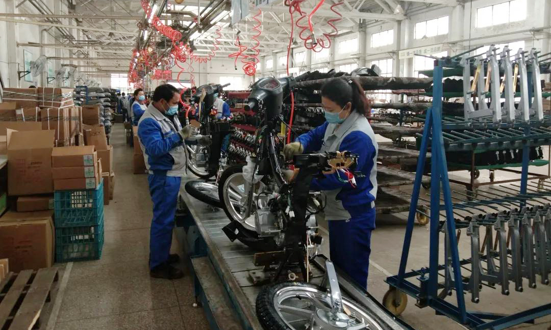 洛陽北企根據(jù)輕重緩急的原則，優(yōu)先安排生產(chǎn)東南亞市場(chǎng)急需的4000臺(tái)訂單。復(fù)工以來，出口摩托車產(chǎn)銷順利，3月份“洛嘉”摩托外貿(mào)訂單有望比2月份翻一番。洛陽北企著力解決物料供應(yīng)、生產(chǎn)組織等復(fù)工復(fù)產(chǎn)過程中出現(xiàn)的諸多困難，全力保障訂單生產(chǎn)。外貿(mào)銷售部門加強(qiáng)廠商溝通，加快產(chǎn)品發(fā)貨速度，有力保障外貿(mào)銷售。圖為洛陽北企摩托車制造現(xiàn)場(chǎng)。