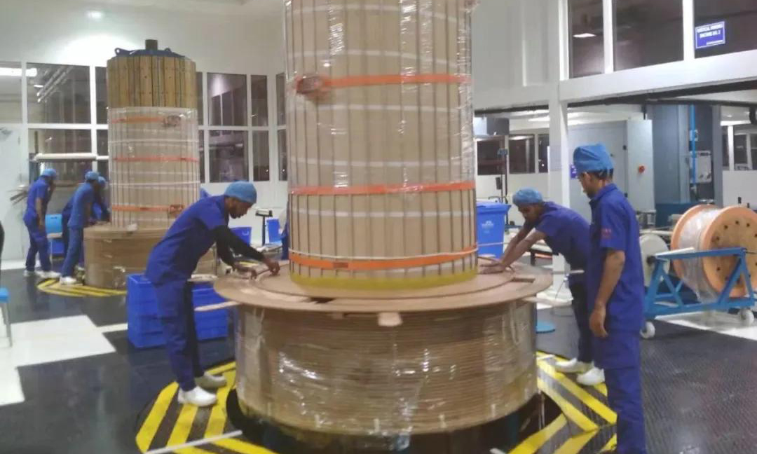 保變電氣印度公司目前正在為印度國(guó)網(wǎng)生產(chǎn)6臺(tái)11萬/765kv電抗器，這6臺(tái)電抗器將在3月份陸續(xù)制造完成并按期發(fā)往用戶。保變電氣通過網(wǎng)絡(luò)建立管理信息通報(bào)平臺(tái)，保持與印度工廠的聯(lián)系，及時(shí)解決生產(chǎn)經(jīng)營(yíng)中出現(xiàn)的質(zhì)量、技術(shù)等問題。該公司加強(qiáng)與國(guó)內(nèi)供應(yīng)商的聯(lián)系，協(xié)調(diào)產(chǎn)品組部件發(fā)貨時(shí)間，努力把疫情影響降到最低。圖為保變電氣印度公司生產(chǎn)現(xiàn)場(chǎng)。