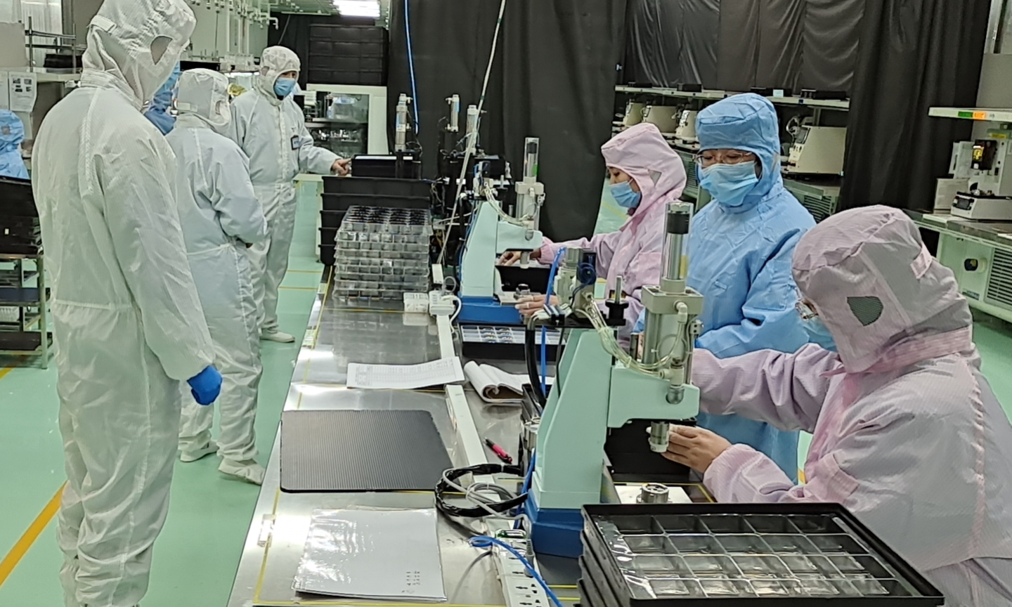 中光學(xué)積極與客戶溝通，重新修訂生產(chǎn)作業(yè)計(jì)劃，打通供應(yīng)鏈和物流卡點(diǎn)，確保出口海外訂單按期履約。中光學(xué)還對(duì)生產(chǎn)物資進(jìn)行盤點(diǎn)，平衡庫存和生產(chǎn)，提前預(yù)測(cè)困難，并積極解決，做到多措并舉確保全年任務(wù)目標(biāo)的完成。截至目前，銷售海外光學(xué)元件250萬件。圖為中光學(xué)全力保障海外訂單準(zhǔn)時(shí)出貨。