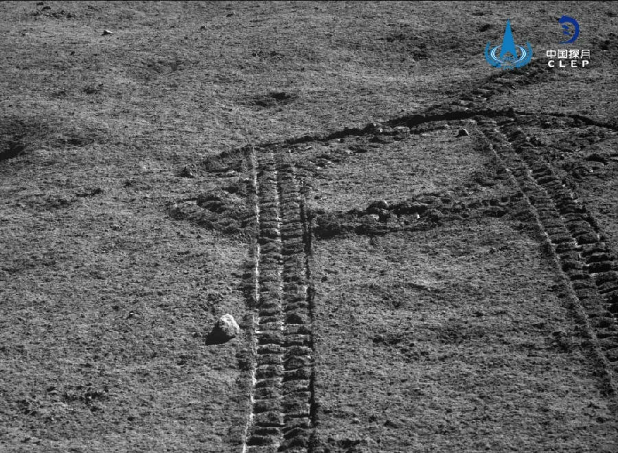 我國(guó)嫦娥四號(hào)著陸器和“玉兔二號(hào)”月球車又一次通過(guò)14天極低溫考驗(yàn)，分別于2月18日6點(diǎn)57分和2月17日17點(diǎn)55分結(jié)束月夜“休眠”，受光照成功自主喚醒，進(jìn)入第十五月晝工作期。目前確認(rèn)各設(shè)備狀態(tài)良好，工況正常，月球車將向西北再向西南移動(dòng)，同步在新的目標(biāo)點(diǎn)行駛探測(cè)，按計(jì)劃開展第十五月晝工作。目前，“玉兔二號(hào)”月球車?yán)塾?jì)月面行駛367.25米。