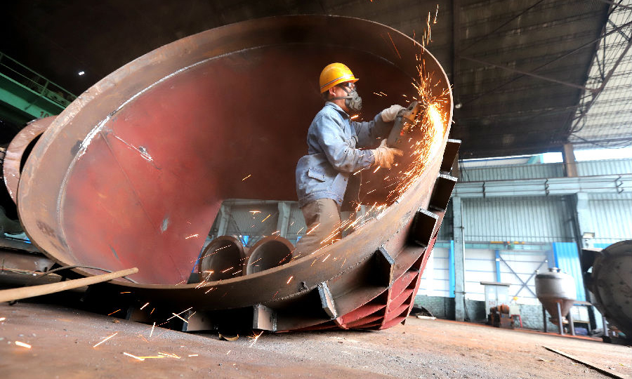 在復(fù)工前，公司根據(jù)上級(jí)決策部署進(jìn)行周密謀劃和開(kāi)展排查職工身體健康情況，制定防疫機(jī)制和方案，購(gòu)買防疫物資，加強(qiáng)防疫知識(shí)宣傳等一系列具體舉措，確保安全復(fù)工復(fù)產(chǎn)。圖為2月13日，廣西建工集團(tuán)冶建公司壓力容器制造廠工人們?cè)谙具^(guò)的車間安心地打磨作業(yè)。