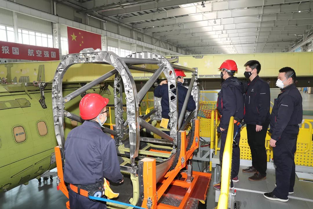 盡管疫情當前，防護環節復雜，但總裝現場的工作人員始終保持著良好的工作情緒，穩中求進。既確保生產穩步開展，更關注職工身心健康和防疫工作有效性。圖為總裝工藝團隊正在工作中。