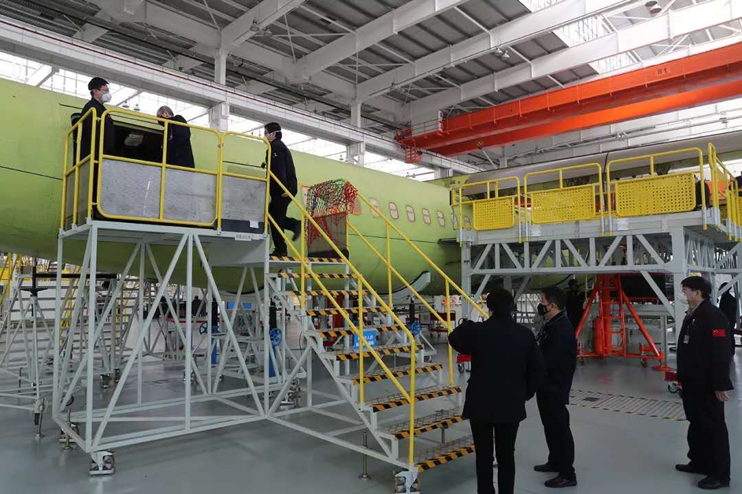 現階段總裝工藝團隊的主要工作圍繞“新舟”700的10001架機，保障機身、機翼的結構完整性，為后續的氣密性實驗做好準備。圖為總裝工藝團隊正在工作中。