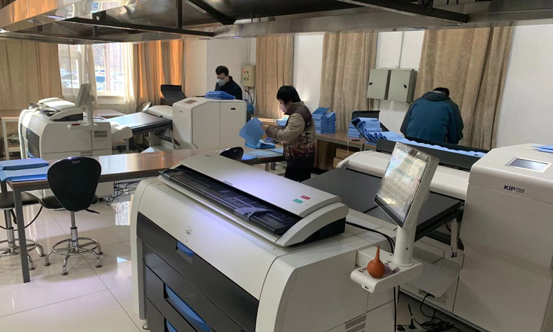 近日，中國化學(xué)工程積極組織復(fù)工復(fù)產(chǎn)，全力以赴保持生產(chǎn)經(jīng)營穩(wěn)定運行。中國化學(xué)工程所屬賽鼎工程檔案資料部按照公司黨委疫情防控總體要求，根據(jù)目前實際工作情況，實行崗位輪班制度。連日來，該部門利用各企業(yè)普遍恢復(fù)生產(chǎn)延后的空窗期，從繪圖、技驗、掃描、曬圖、發(fā)圖、裝訂多個環(huán)節(jié)集中掃清節(jié)前已入庫圖紙的生產(chǎn)任務(wù)，確保全面恢復(fù)生產(chǎn)后第一時間將圖紙?zhí)峁I(yè)主。