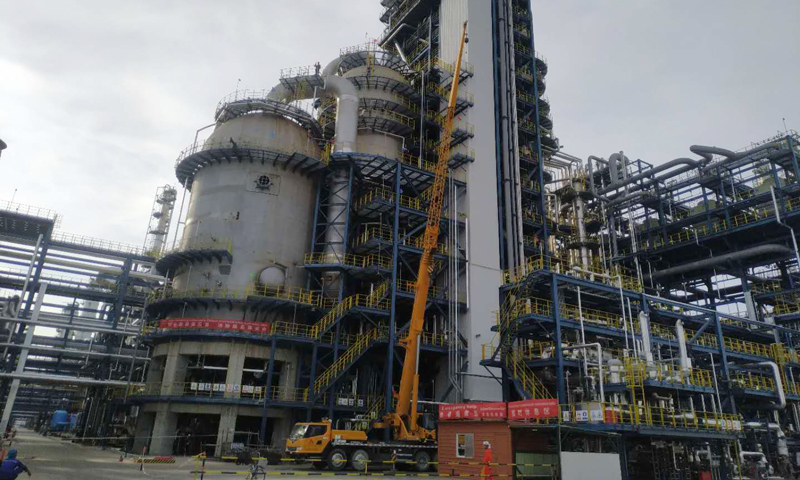 中國化學(xué)工程所屬二化建文萊PMB項目部，合理安排與調(diào)配文萊項目現(xiàn)場保運進(jìn)度和施工力量，招聘30名外籍員工，確保海外項目現(xiàn)場防疫和保運檢修施工的有效運行。目前的保運檢修任務(wù)是對靈活焦化裝置C101洗滌塔/R101反應(yīng)器、R102加熱器以及R103氣化器三臺設(shè)備內(nèi)進(jìn)行腳手架搭設(shè)、結(jié)焦清理、襯里修復(fù)工作，檢修限期為15天，共投入檢修施工人員120人。