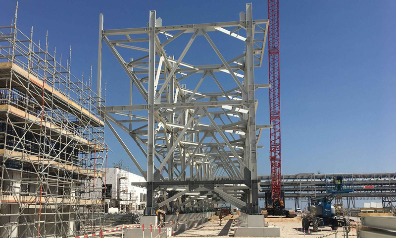 中國化學(xué)工程所屬三化建阿曼分公司以實際行動助力打贏疫情防控阻擊戰(zhàn)。近期部分國際航班的取消，導(dǎo)致原計劃新進(jìn)場人員及休假返回人員60人無法按時進(jìn)入阿曼。阿曼分公司緊急調(diào)配、統(tǒng)籌安排阿曼乙烯和杜庫姆煉油兩個在建項目人員和機(jī)械使用，全力確保兩項目施工生產(chǎn)有序有效進(jìn)行。阿曼乙烯項目現(xiàn)有中國籍員工303人，外籍勞務(wù)人員842人。目前，現(xiàn)場施工平穩(wěn)受控，施工進(jìn)度已完成99.68%，正全力向機(jī)械竣工目標(biāo)挺進(jìn)。