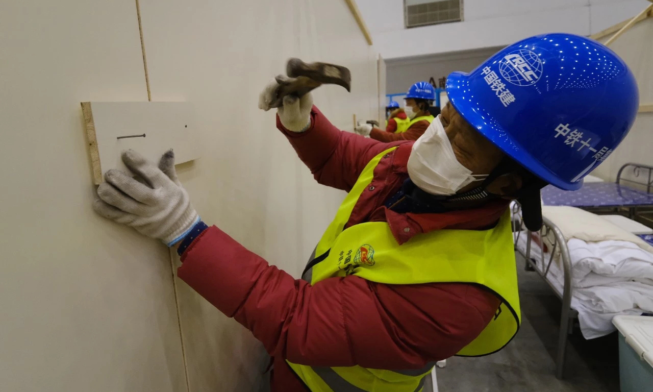 時間就是生命。全體參建人員爭分奪秒，通宵奮戰。圖為隔板安裝現場。