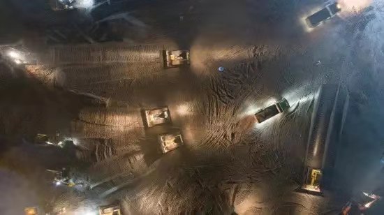 圖為火神山醫院夜間施工航拍。