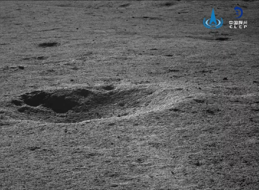 目前，“玉兔二號”月球車累計月面行駛367.25米。在第十四月晝期間，“玉兔二號”月球車按規劃路線繼續移動，紅外光譜儀、全景相機、中性原子探測儀、測月雷達按計劃開展科學探測工作。嫦娥四號著陸器上月球中子及輻射劑量探測儀、低頻射電譜儀工作正常，獲取大量第一手科學數據。