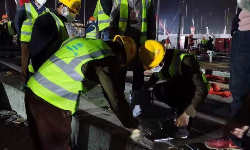 11月30日凌晨一點(diǎn)，中國鐵建所屬中鐵十一局集團(tuán)公司接到武漢市防控疫情建設(shè)指揮部緊急通知，火神山應(yīng)急醫(yī)院建設(shè)處于攻關(guān)關(guān)鍵階段，急需大量電焊工和鋼結(jié)構(gòu)工支援。接到求援指令后，集團(tuán)公司主管領(lǐng)導(dǎo)高度重視，立即動(dòng)員武漢片單位和在建項(xiàng)目，要求各單位高度重視、積極配合，克服一切困難開展援助。圖為工作人員加緊施工現(xiàn)場。