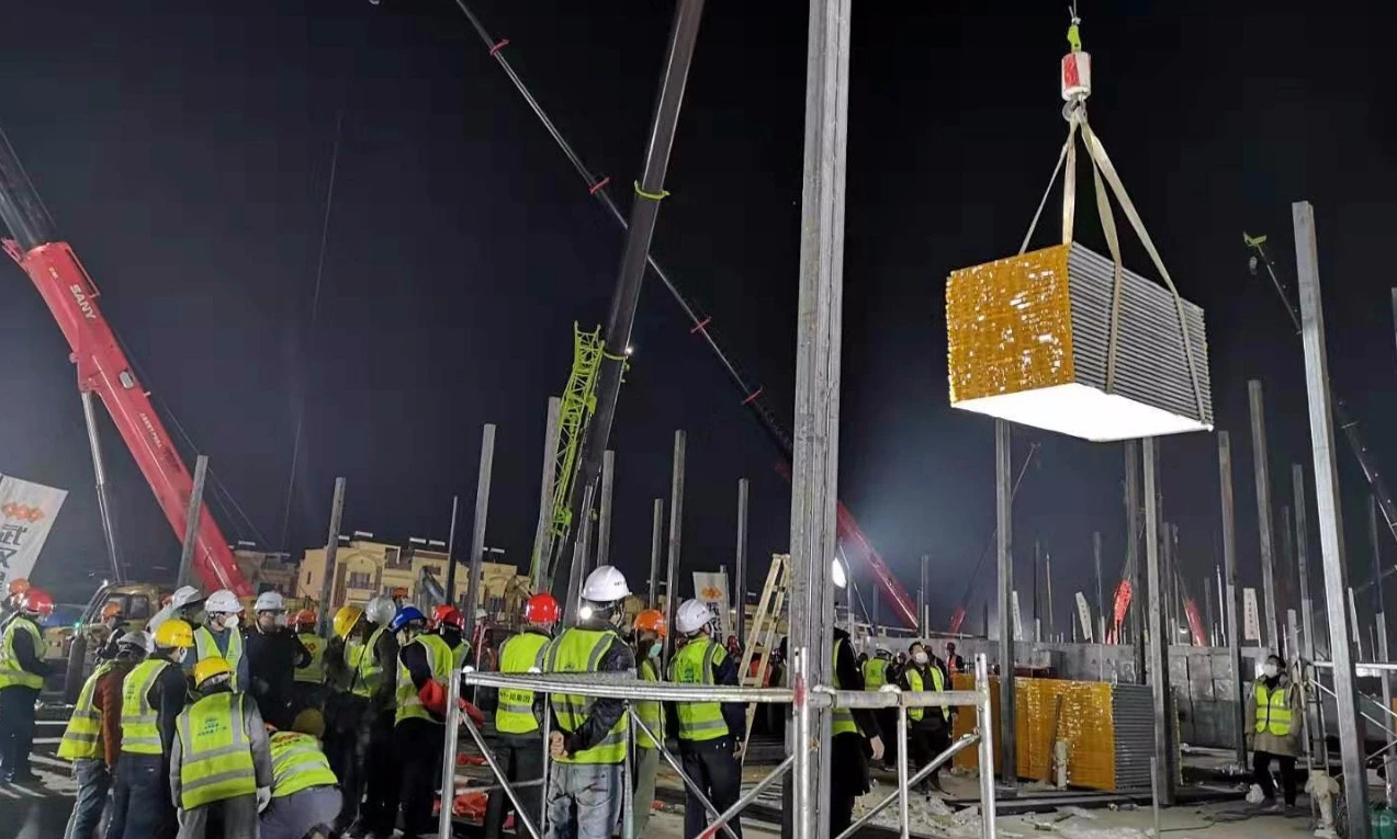 該集團(tuán)精心組織，迅速行動(dòng)，連夜調(diào)配人員，在最短的時(shí)間組織了近百名管理人員、電焊工、鋼結(jié)構(gòu)工組成專業(yè)精干團(tuán)隊(duì)，自帶電焊機(jī)具20多臺(tái)，趕赴火神山施工現(xiàn)場。該集團(tuán)表示，將按照武漢市疫情防控建設(shè)指揮部要求，全力以赴，確保按時(shí)完成指定施工任務(wù)。圖為工作人員加緊施工現(xiàn)場。