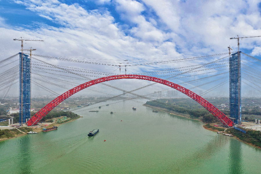 2020年1月10日，隨著最后一處拱肋連接點順利完成焊接，廣西平南三橋主拱正式合龍，合龍精度控制在3毫米以內。平南三橋位于廣西貴港市平南縣，是荔玉高速平南北互通連接線上跨越潯江的一座特大橋，大橋全長1035米，主橋跨徑575米，建成后將成為世界最大跨徑拱橋。圖為平南三橋合龍后全景。（梁暘善 攝）