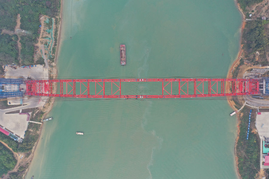 平南三橋的建設凝結了廣西北部灣投資集團有限公司全產業(yè)鏈優(yōu)勢的結晶，公司旗下廣西交通設計集團有限公司、廣西路橋工程集團有限公司、廣西交通科學研究院有限公司和廣西桂通工程咨詢有限公司等四家企業(yè)參與了平南三橋的建設，為大橋建設提供勘察設計、施工、施工監(jiān)控、監(jiān)理等各環(huán)節(jié)服務，為“世界第一拱”的建設注入“北投力量”。圖為平南三橋合龍航拍圖。（梁暘善 攝）