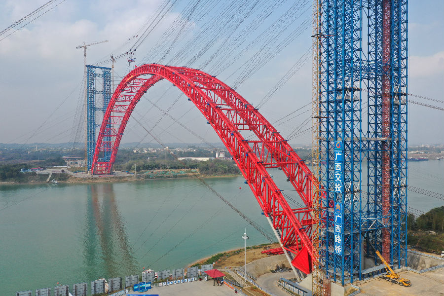 平南三橋預計于2020年底完成橋面系及附屬工程施工，實現(xiàn)通車目標。屆時，平南三橋將成為拱橋發(fā)展史上的又一里程碑，再一次向世界證明中國建橋的高超技藝和雄厚實力，成為我國從“橋梁大國”邁向“橋梁強國”的有力見證。圖為平南三橋合龍現(xiàn)場。（梁暘善 攝）