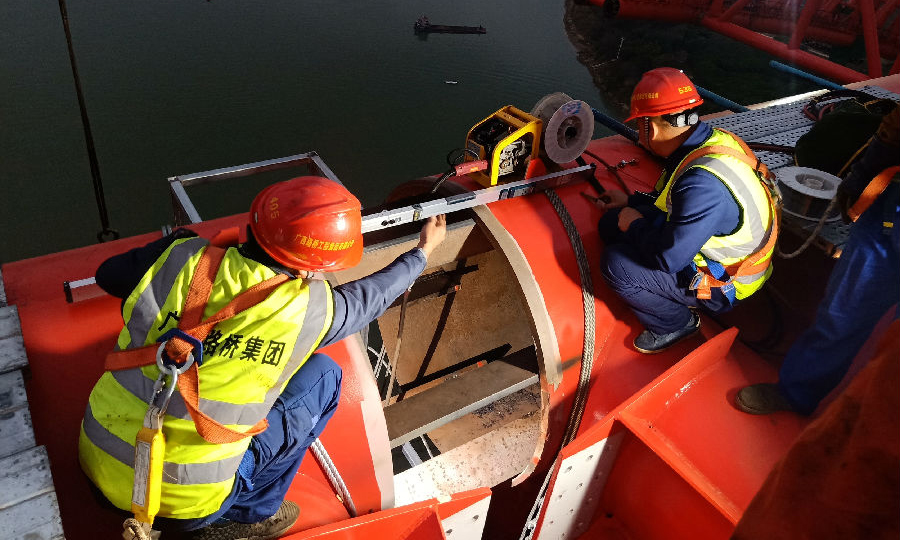 本次主拱實現(xiàn)高精度合龍，合龍口弦管對接誤差小于3毫米，拱軸線橫向偏位小于10毫米，拱圈線形與目標線形偏差小于30毫米，將為更大跨徑拱橋的建造提供可靠的技術支撐。圖為測量人員在進行合龍段數據測量。（梁暘善 攝）