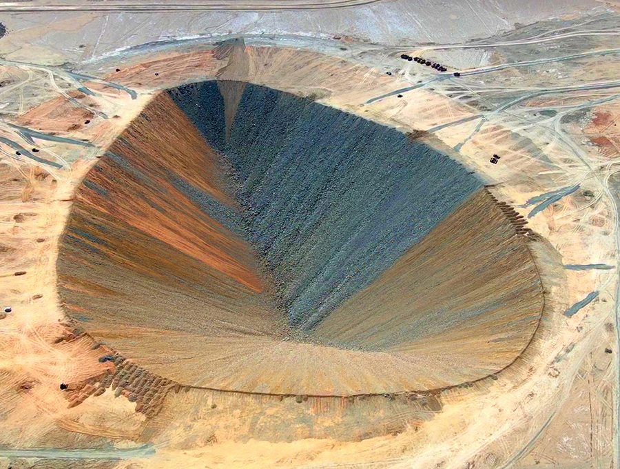 磁海鐵礦生態環境恢復治理工程順利完工，可以有效減少人為活動對野駱駝正常生活的干擾，維護羅布泊野駱駝保護區生物多樣性安全。圖為正在進行回填施工的新疆磁海鐵礦采坑。