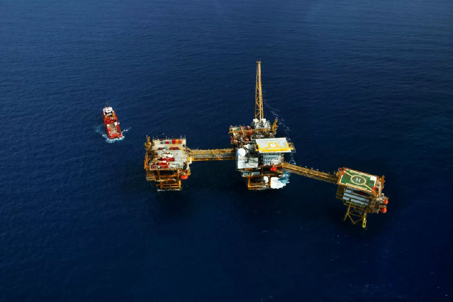 在海南島西南方向91公里的海域，中國海油所屬崖城13-1氣田在冬日里呈現出一幅忙碌“春耕”的景象。作為我國海上發(fā)現的第一個千億方級的大氣田，也是我國海上最大合作氣田，崖城13-1氣田曾經的輝煌數不勝數。因為氣源充足，這里的天然氣銷售方案甚至采取了“兩條腿”走路的方式：大部分天然氣銷售到香港供中華電力發(fā)電，一部分供應到海南島。圖為崖城13-1氣田。