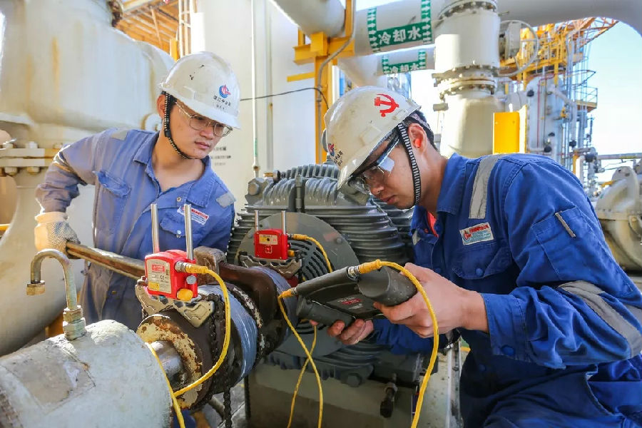 1996年1月，崖城13-1氣田投產并正式向香港供氣。從1996年至今，23年已經過去了，這對于氣田而言已是難得的“高齡”。“高齡”氣田轉型，再現春光的日子越來越近。剛剛乘坐倒班飛機抵達平臺的生產監(jiān)督陳熾彬，正仔細查看對倒同事在電腦中留下的記錄表格。氣田僅有少量天然氣和伴生的凝析油供往海南，生產計劃必須慎之又慎，才能最大程度減少能量損耗。圖為作業(yè)人員對天然氣冷卻系統(tǒng)進行維保。