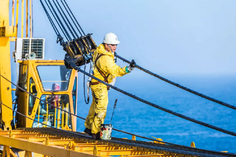 身在現場的安全監(jiān)督李平平一刻都不敢放松，接入東方13-2氣田氣源改造項目是過去一年崖城13-1氣田最受關注的施工項目。如今，改造已進入收尾階段，更是由不得半點馬虎。這是崖城13-1氣田獲新生的好機會。改造結束后，東方13-2氣田將與崖城13-1氣田的處理平臺相連通，剛從地下開采出來的天然氣在這里經過精細處理，通過海底管道直達陸地。圖為作業(yè)人員對吊機鋼絲繩進行保養(yǎng)。