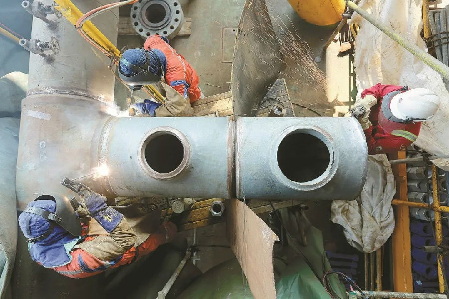 崖城13-1氣田也將轉變?yōu)楹Ｉ咸幚碇袠校米约憾嗄甑慕涷炓龑峦懂a油氣田更好地服務于千千萬萬的居民。圖為崖城13-1氣田接入東方13-2氣田氣源改造項目現場。