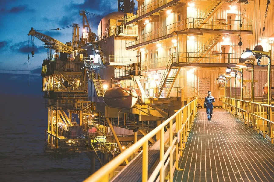 在安全監(jiān)督李平平腳下，一條長達778公里的海底管道直通香港終端，崖城人稱之為氣田最寶貴的財富之一。滾滾天然氣正是通過這條管道，向香港輸送著源源不斷的能源。中國海油始終致力于更好地服務粵港澳大灣區(qū)建設，不斷追求穩(wěn)產增產，積極保障清潔能源供應，為粵港澳大灣區(qū)建設持續(xù)注入“綠色動力”。圖為夜班人員加密巡檢。