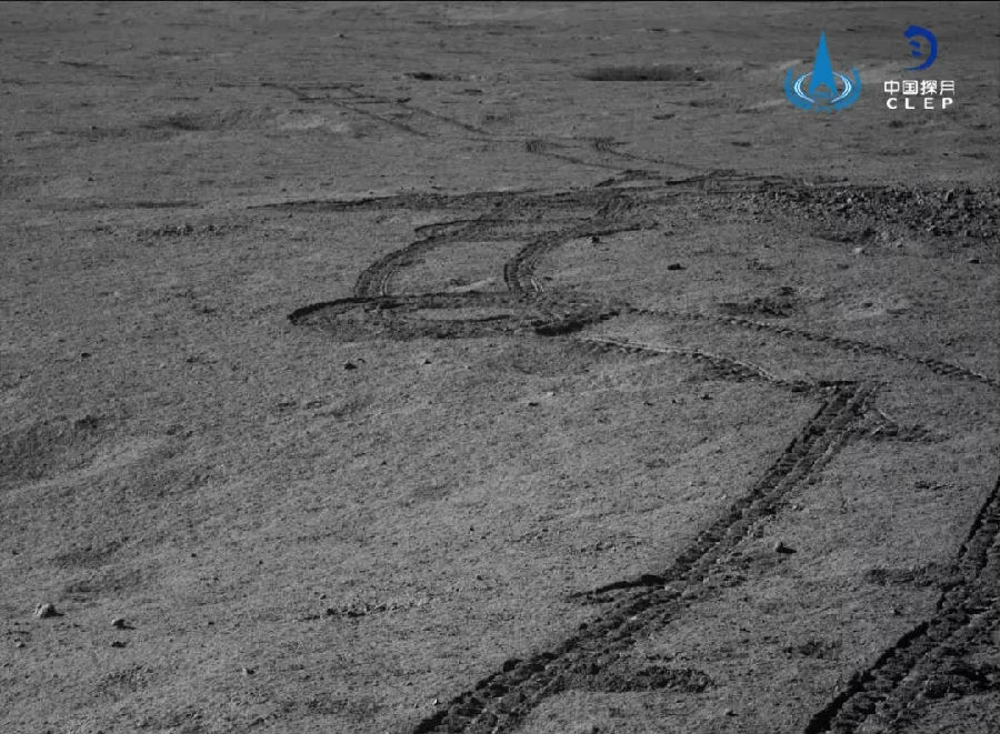 嫦娥四號(hào)著陸器和“玉兔二號(hào)”巡視器分別于2020年1月2日14時(shí)11分和20時(shí)30分完成第十三月晝工作，按地面指令完成月夜模式設(shè)置，順利進(jìn)入月夜休眠。在自主喚醒的第十三個(gè)月晝，嫦娥四號(hào)著陸器上月球中子及輻射劑量探測(cè)儀、低頻射電譜儀按計(jì)劃開(kāi)機(jī)工作，開(kāi)展既定的科學(xué)探測(cè)。“玉兔二號(hào)”月球車在巡視期間對(duì)多個(gè)探測(cè)點(diǎn)進(jìn)行科學(xué)探測(cè)工作，搭載的紅外光譜儀對(duì)一枚月表石塊進(jìn)行了成像和紅外探測(cè)，全景相機(jī)、中性原子探測(cè)儀、測(cè)月雷達(dá)獲得了大量科學(xué)探測(cè)數(shù)據(jù)。截至目前，“玉兔二號(hào)”月球車?yán)塾?jì)行駛357.695米。