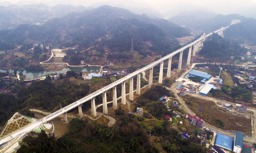 為了將黔張常鐵路打造成我國巖溶地區的“安全線、示范線、環保線、扶貧線”，中國鐵建建設者采用了全球定位系統（GPS）、地理信息系統（GIS）和遙感（RS）等“3S”技術，集中了空間探測、人工智能和地球科學等眾多學科的最新成就，不良地質判釋準確率達到了85%。圖為中鐵十四局承建的黔張常鐵路格勒車特大橋。（鄭林飛 攝）