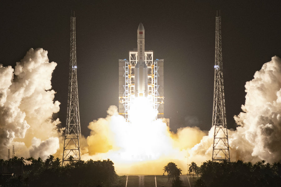 金色巨焰，映透山海。2019年12月27日20時45分，長征五號遙三運載火箭在中國文昌航天發射場點火升空，2000多秒后，與實踐二十號衛星成功分離，將衛星送入預定軌道，任務取得圓滿成功，這是長征系列運載火箭第323次發射。回首2019年，長征五號遙三運載火箭研制團隊一直堅守崗位，工作嚴謹細致，確?；鸺l射萬無一失。圖為2019年12月27日，長征五號遙三運載火箭發射現場。