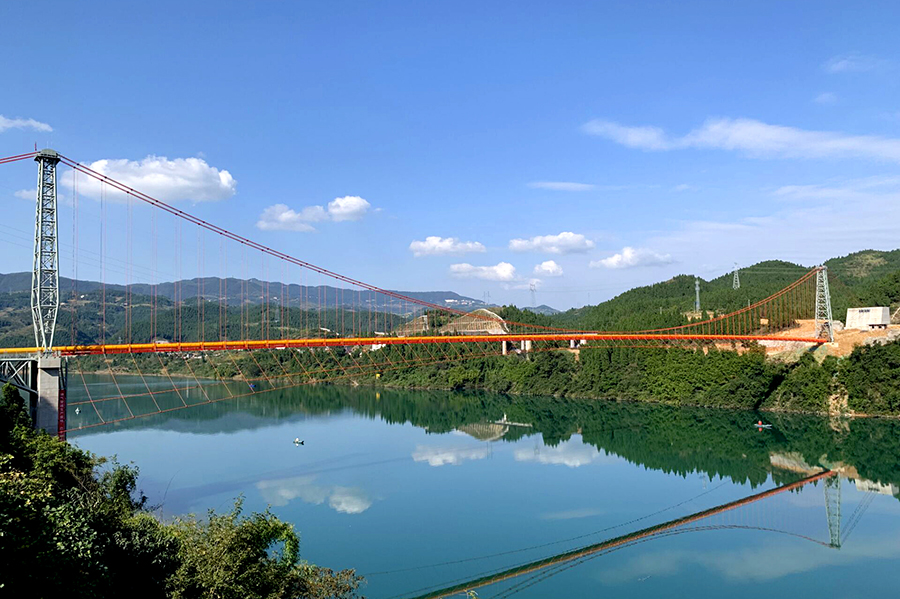 近日，由中國鐵建所屬中鐵十八局建安公司承建的國內(nèi)跨度和荷載最大的管道懸索橋——重慶南川水江至涪陵白濤天然氣管道烏江懸索橋具備通氣投產(chǎn)條件。該橋是國內(nèi)首個(gè)大型頁巖氣田——涪陵頁巖氣田開發(fā)配套的重點(diǎn)工程，橫跨烏江，全長467.8米，主跨長355米，總荷載超過1008噸，位居國內(nèi)同類管道懸索橋之首。（伍振 攝）
