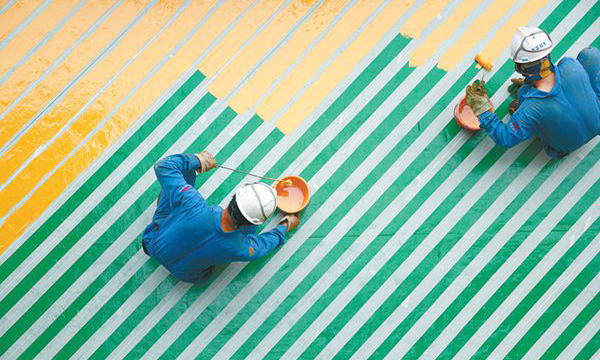 入冬以來， 中國海油潿洲11-1N平臺對平臺吊裝區域進行整體防腐。為了區分該區域，海上“ 粉刷匠”別出心裁，在綠色的甲板面上畫出條條黃線，從空中看去猶如“ 五線譜”般。海上“ 粉刷匠”用雙手為平臺創造了一個更美麗安全的吊裝環境。