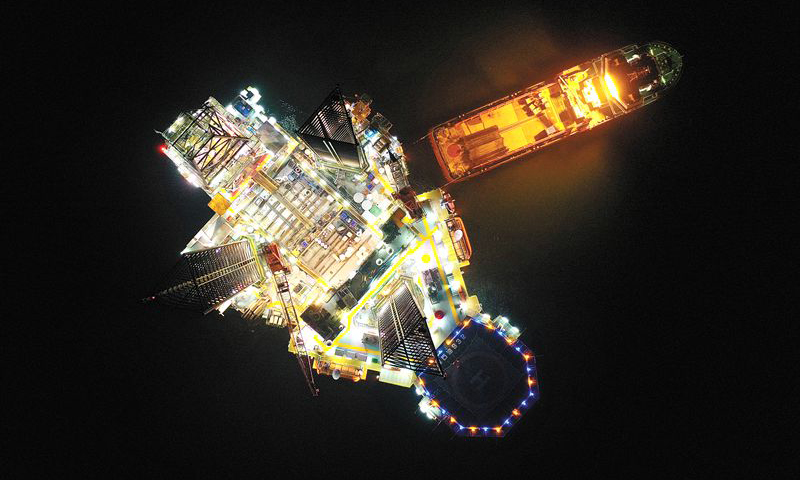 安全是生產作業永恒不變的主題。中國海油年終沖刺不忘安全，致力打造具有平臺特色的安全氛圍，保障現場作業安全。圖為12月10日，中國海油所屬海洋石油932鉆井船正在渤海海域渤中13-2油田鉆井作業。