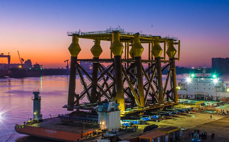 12月9日凌晨，伴隨著裝船指揮一聲令下，重2465噸的錦州25-W1HPB導管架，在SPMT（自行式模塊運輸車）模塊車的運輸下，緩緩向側靠在青島場地裝船出口的船舶駛去。在裝船各方配合下，僅用約2個小時，導管架便準確抵達預定位置，這是中國海油所屬海油工程首次自主完成導管架SPMT側裝船。