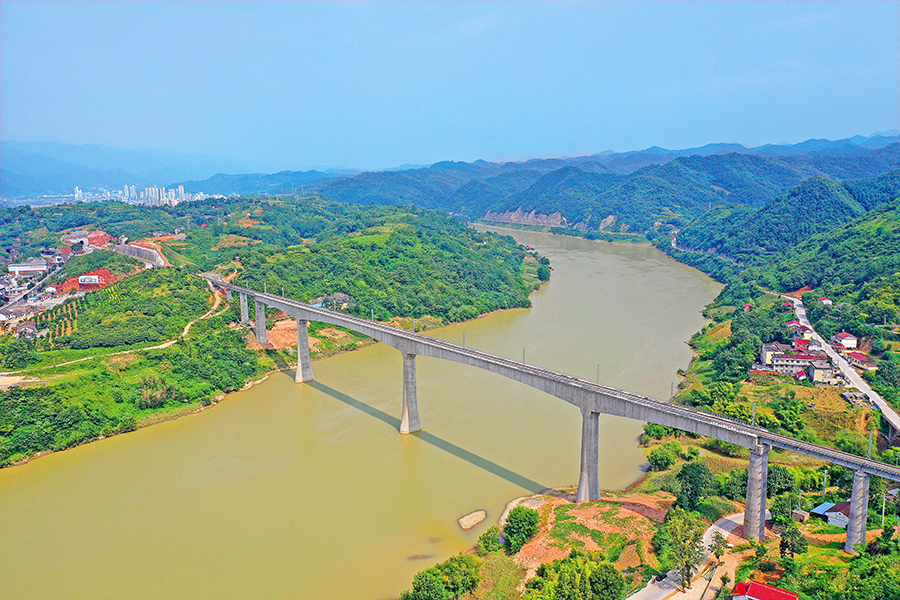 近日，伴隨著中國鐵建所屬中鐵十一局承建的陽安鐵路增建二線石泉到漢陰段貫通通車，秦巴山區多個連片特困地區期待已久的陽安鐵路增建二線分段逐步開通。陽安鐵路增建二線的開通，對貧困地區資源開發及當地人民脫貧有著重要意義。圖為陽安鐵路增建二線石泉漢江特大橋。（侯利 攝）