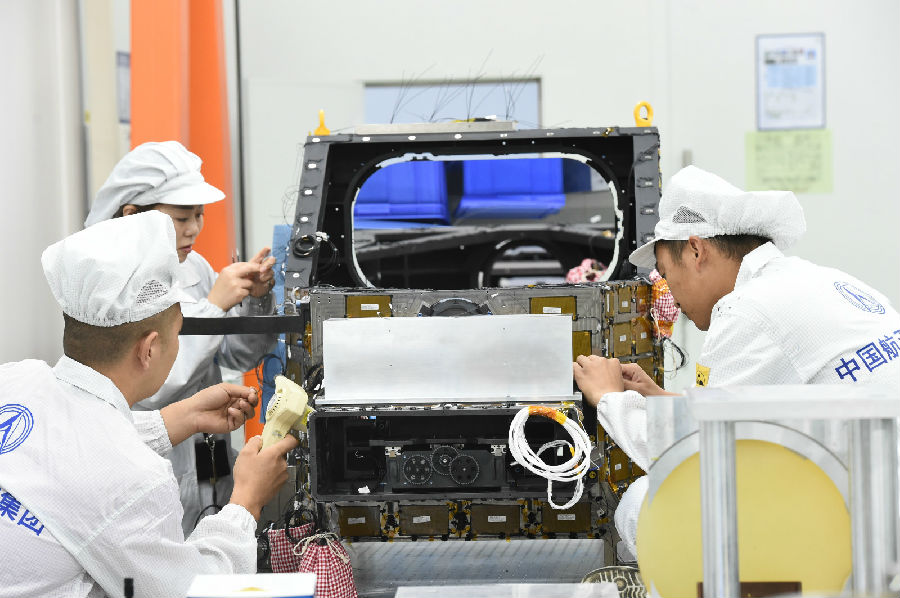 近日，由航天科技五院508所研制的可見/近紅外相機進入定焦測試階段。該相機將廣泛應用于自然資源部1∶5萬比例尺遙感圖像數(shù)據(jù)獲取、國內(nèi)外礦產(chǎn)資源勘探、地質(zhì)環(huán)境檢測和建立全球基礎地理信息庫等業(yè)務。該相機研制團隊不斷創(chuàng)新研發(fā)模式，優(yōu)化、細化鏡頭研制流程，采用鏡頭裝調(diào)與熱控、總裝工作穿插并行的工作方式，高效開展相機研制工作，效率提升近30%。圖為電裝人員正在進行定焦測試前的熱控走線。