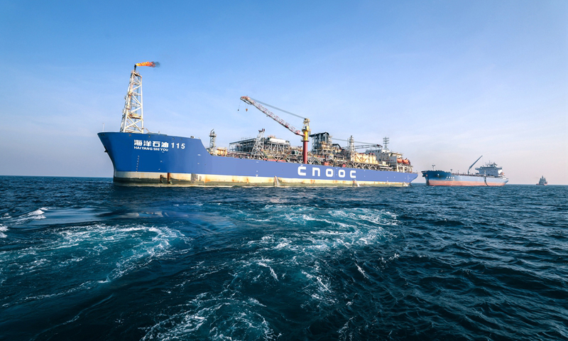 早在今年9月底，中國(guó)海油所屬惠州油田和西江油田的油氣物流全部實(shí)現(xiàn)通過海底管道運(yùn)輸?shù)健昂Ｑ笫?15”FPSO上加工處理，每天海底管道來(lái)液量約1.2萬(wàn)立方米，比之前增長(zhǎng)近2倍。為高質(zhì)量完成生產(chǎn)任務(wù)，該FPSO克服管網(wǎng)距離長(zhǎng)、原油溫度低、處理液量大、流程不夠穩(wěn)定等困難，全力以赴為推動(dòng)油田增儲(chǔ)上產(chǎn)貢獻(xiàn)價(jià)值。
