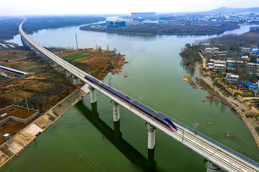 11月26日，日蘭高鐵日照至曲阜段建成通車，首發列車載著沂蒙革命老區人民的夢想正式駛入“高鐵新時代”。日蘭高鐵是通往沂蒙老區的第一條高鐵，全長494公里，設計時速350公里，是山東省有史以來建設里程最長、投資規模最大、建設條件最復雜、沿線人口最多的鐵路項目。圖為復興號動力組通過中鐵十四局承建的日蘭高鐵三和特大橋。