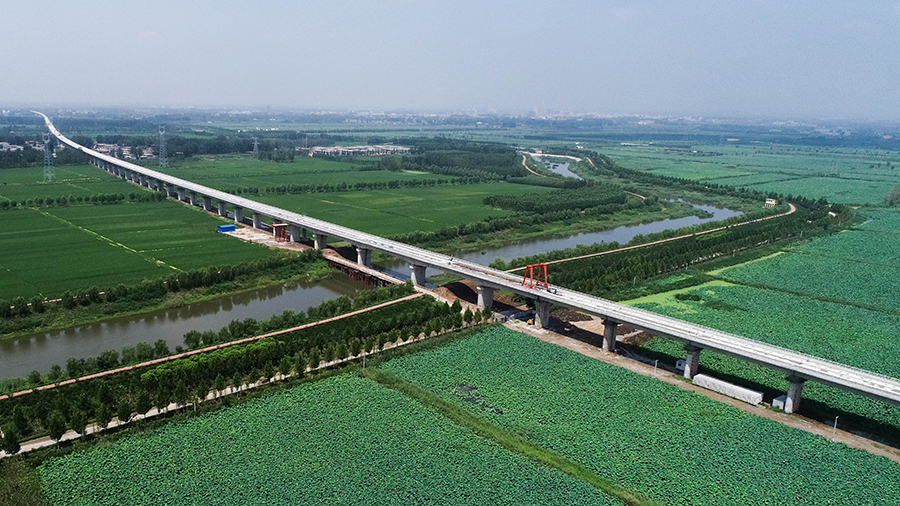 日蘭高鐵采用分段建設模式，由日照至臨沂段、臨沂至曲阜段、曲阜至菏澤段、菏澤至蘭考段組成。中國鐵建承擔臨沂至曲阜段76億元合同額工程。圖為中鐵十四局秉持綠色環保人文理念，讓日蘭高鐵與碧水藍天相映成輝。