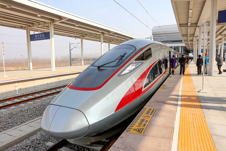 中鐵十四局承擔臨沂至曲阜段1標工程及全線和聯絡線532公里鋪軌任務。在臨沂梁場，他們首次將BIM生產管理信息系統應用于高鐵箱梁生產，所有人均可通過PC端或者現場電子顯示屏實時了解梁場最新制梁動態，且信息可在云端永久保存，施工資料的調取移交更高效。圖為在臨沂北站等待始發的G5587次復興號列車。