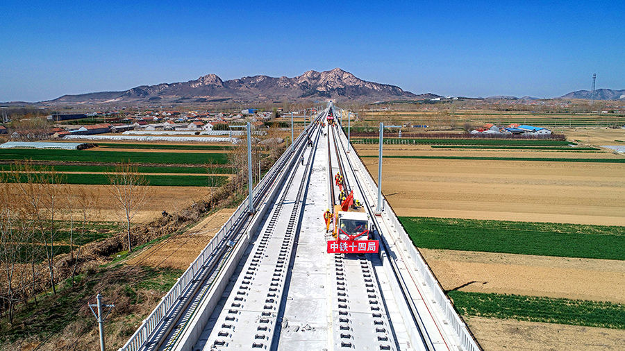 自2018年6月27日鋪軌以來，中國鐵建建設者攻克了25‰大坡度鋪軌、小曲線轉彎、冬季鋪軌等難題，完成了4次鋪軌機調頭、11次轉線、6次大坡度鋪軌施工任務，創造了日鋪軌12公里、單機單日焊軌14公里、放散鎖定7.5公里的紀錄。圖為中鐵十四局完成日蘭高鐵日臨段鋪軌任務現場。