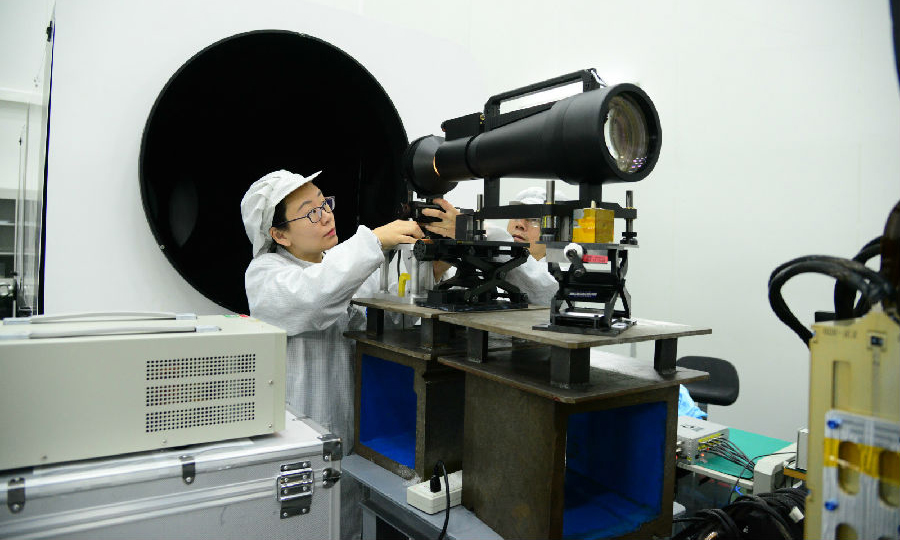 日前，“資源一號”02E衛(wèi)星可見近紅外相機(jī)正處于總裝階段，目前已順利完成定焦及雙通道配準(zhǔn)工作。“資源一號”02E衛(wèi)星為中等分辨率寬幅光學(xué)衛(wèi)星，是“資源一號”02D衛(wèi)星的后續(xù)星。圖為航天科技研制人員正在進(jìn)行相機(jī)配準(zhǔn)工作。