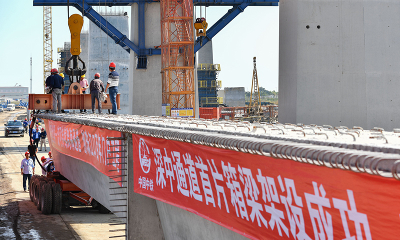 11月21日，中鐵大橋局施工人員在深（圳）中（山）通道西側中山市翠亨新區成功架設一片長40米、重160噸的箱梁，這也是深中通道全線架設的第一片箱梁。圖為中鐵大橋局施工人員在中山市翠亨新區架設深中通道首片箱梁。（新華社記者 劉大偉 攝）