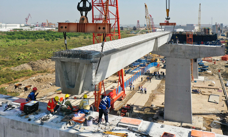 圖為11月21日，中鐵大橋局施工人員在中山市翠亨新區架設深中通道首片箱梁。（新華社記者 劉大偉 攝）