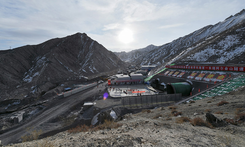 11月19日11時(shí)30分，隨著一聲爆破，格庫(kù)鐵路（青海格爾木—新疆庫(kù)爾勒）控制性工程、歷時(shí)約3年半建造的阿爾金山特長(zhǎng)隧道正式貫通。圖為阿爾金山隧道出口處拍攝的隧道貫通儀式現(xiàn)場(chǎng)。（新華社記者 宋彥樺 攝）