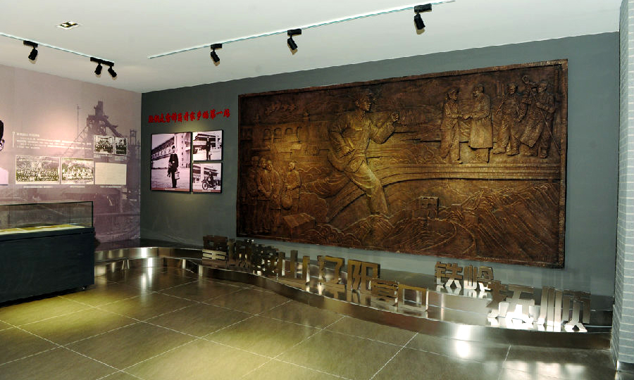 1958年11月15日，雷鋒同志響應“全國支援鞍鋼”的號召，告別家鄉，奔赴鞍鋼參加建設。61年后的同一日，歷時4個半月的改擴建，煥然一新的鞍鋼雷鋒紀念館重新開館。