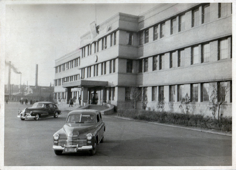 近日，“鞍山鋼鐵廠早期建筑”被確定為第八批全國重點文物保護單位，主要包括昭和制鋼所本社事務所舊址、昭和制鋼所迎賓館舊址、井井寮舊址等多處建筑。鞍山鋼鐵廠工業(yè)遺產(chǎn)群是我國現(xiàn)存最早的、保存最為完整的工業(yè)遺產(chǎn)群，同時也是類型最為豐富的工業(yè)遺產(chǎn)群，具有重要的歷史價值、科技價值、社會價值和藝術(shù)價值。圖為昭和制鋼所本社事務所舊址。（資料照片）